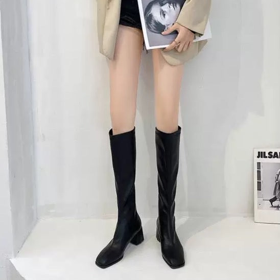ローヒールロングブーツ